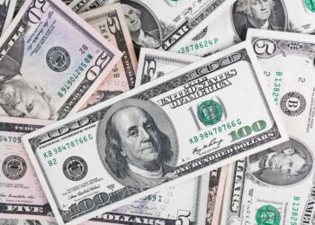 Dólar abre em alta nesta terça-feira, ainda aguardando dados de inflação