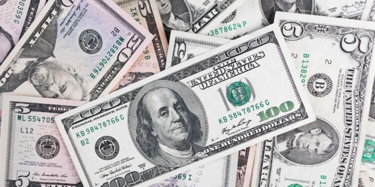 Dólar abre em alta nesta terça-feira, ainda aguardando dados de inflação
