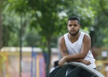 Preto Téo extravasa identidade trans por meio da poesia