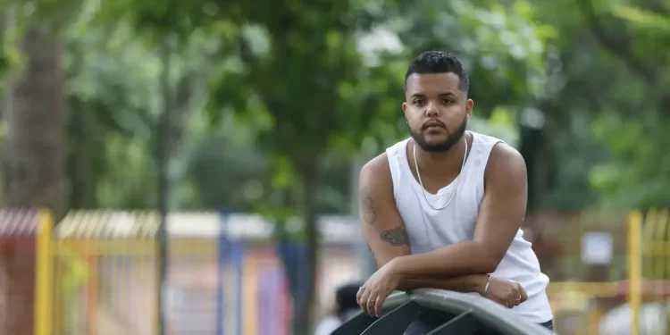 Preto Téo extravasa identidade trans por meio da poesia
