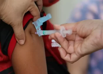 Fiocruz: vacinas protegem crianças de covid longa, infecção e morte