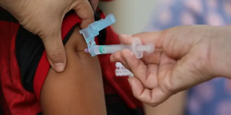 Fiocruz: vacinas protegem crianças de covid longa, infecção e morte