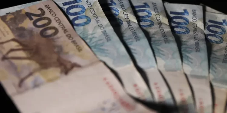 Receita paga hoje lote residual de restituição do Imposto de Renda