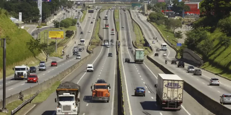 Via Dutra permanece com restrições em trecho no sentido São Paulo