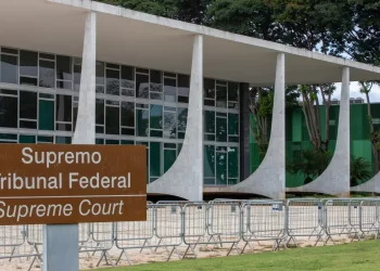 STF suspende julgamento que pode retirar mandato de sete deputados