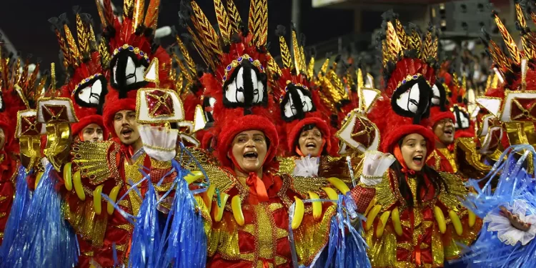 Vai-Vai abre segundo dia desfiles no sambódromo paulistano