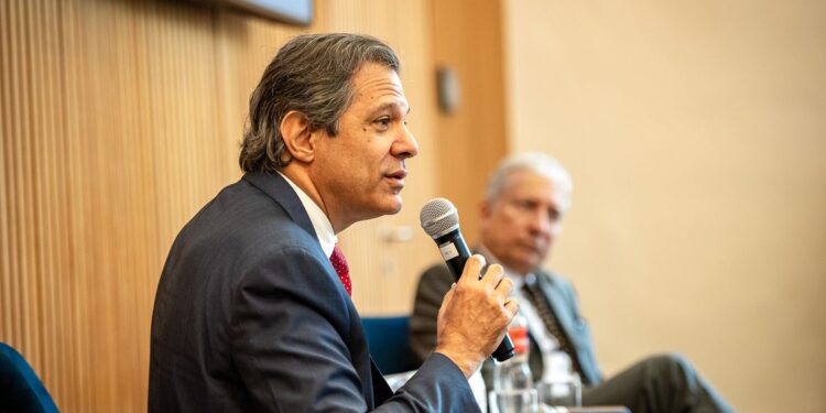 Socorro a aéreas não terá dinheiro do Tesouro, diz Haddad
