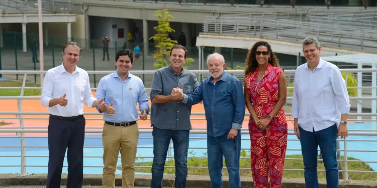 Lula lança pedra fundamental do IFRJ no Complexo do Alemão