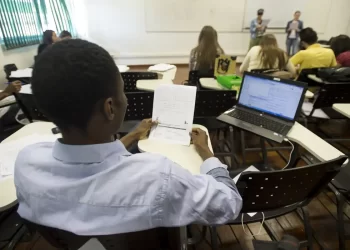 Começa prazo para complementar inscrição adiada no Fies