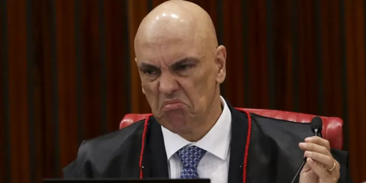 Moraes nega pedido de Bolsonaro para não comparecer a interrogatório