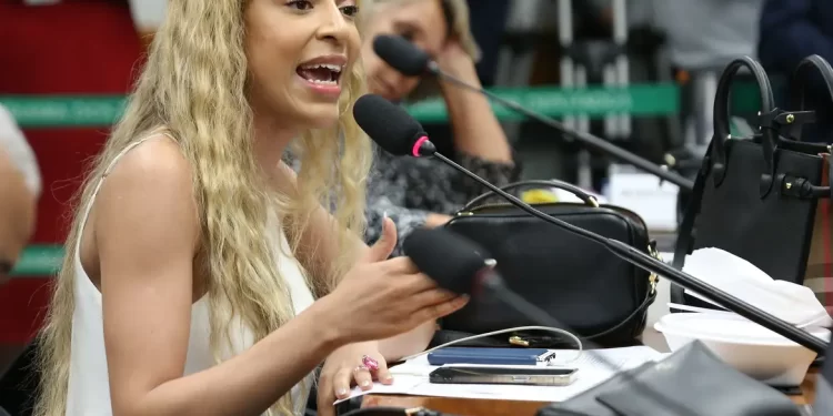 Erika Hilton é primeira deputada trans a liderar bancada no Congresso