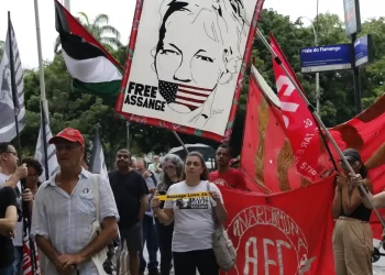 Manifestação no Rio pede liberdade para Julian Assange