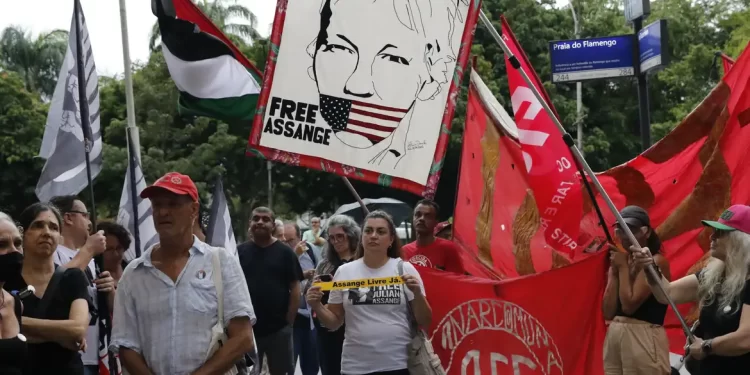 Manifestação no Rio pede liberdade para Julian Assange