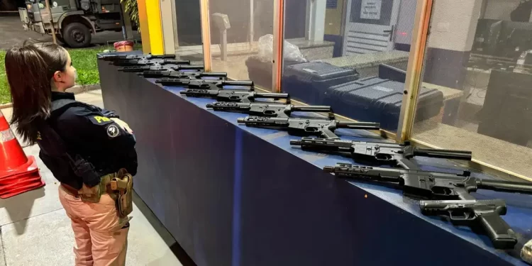 PRF apreende armas e cocaína na BR-277, no Paraná
