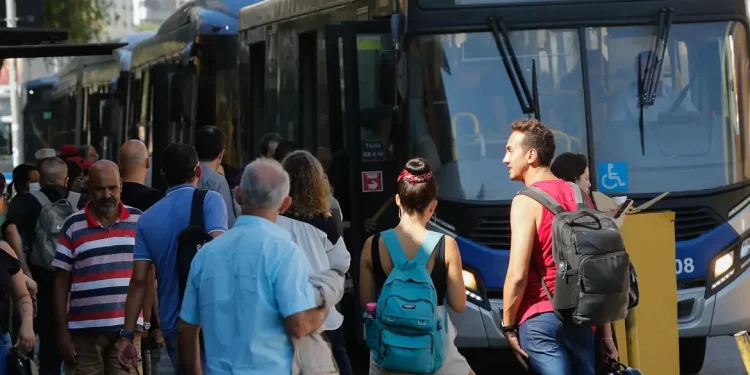 Setor de Serviços recua 0,9% após três meses de alta