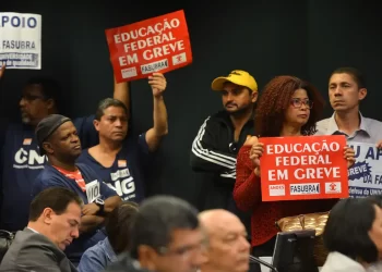 Servidores federais de educação param em 360 unidades de ensino