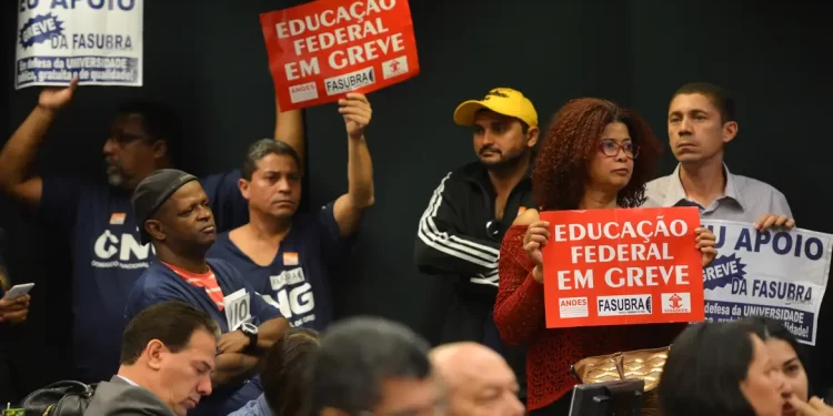 Servidores federais de educação param em 360 unidades de ensino