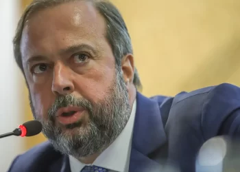 Ministro quer modernização de contratos com distribuidoras de energia