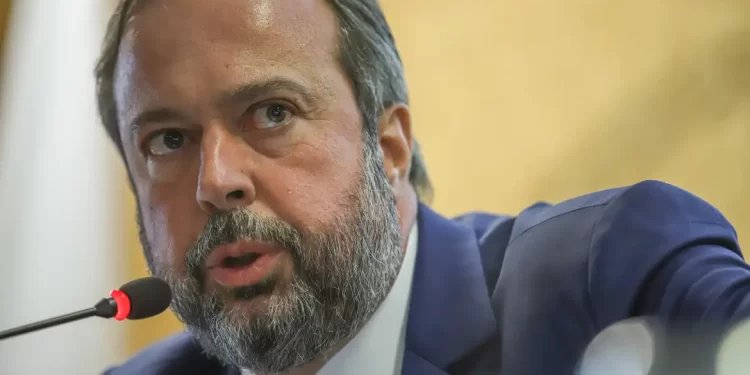 Ministro quer modernização de contratos com distribuidoras de energia