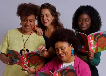 Mulheres sambistas lançam livro-disco infantil com protagonista negra
