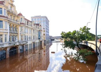 Mesmo com dia de sol, nível do Guaíba continua alto em Porto Alegre