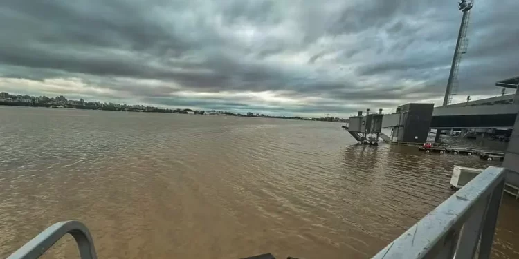 Aeroporto de Porto Alegre permanece fechado por tempo indeterminado