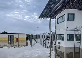 Mais de 1 mil presos são transferidos após penitenciária inundar no RS