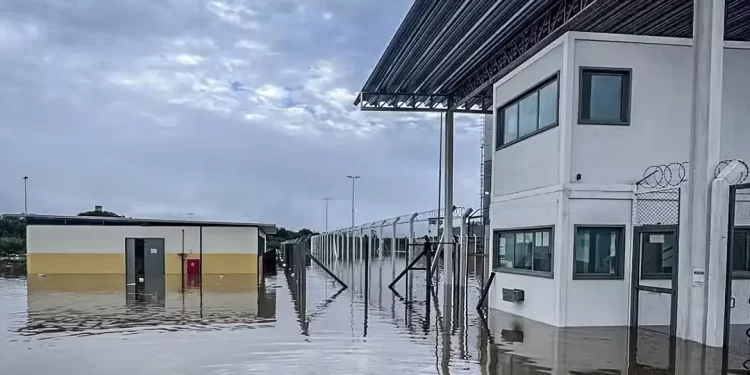 Mais de 1 mil presos são transferidos após penitenciária inundar no RS