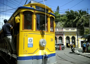Governo do Rio entrega 1º trecho revitalizado do bonde de Santa Teresa