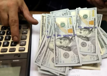 Dólar fecha praticamente estável após duas intervenções do BC