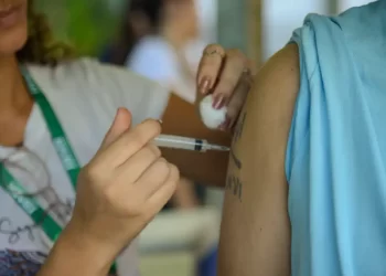 Centro detecta aumento na taxa de positividade para covid no Rio