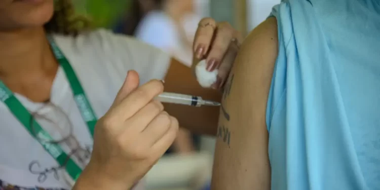 Centro detecta aumento na taxa de positividade para covid no Rio