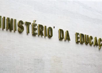 MEC propõe grupo para debate sobre operações policiais em escolas