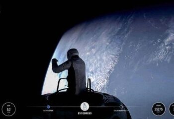 Astronautas saem de nave da SpaceX e flutuam no espaço; veja