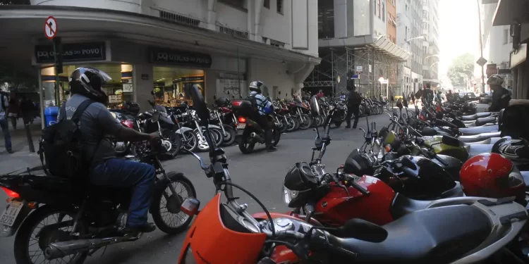 Mais da metade dos proprietários de motocicleta não tem habilitação