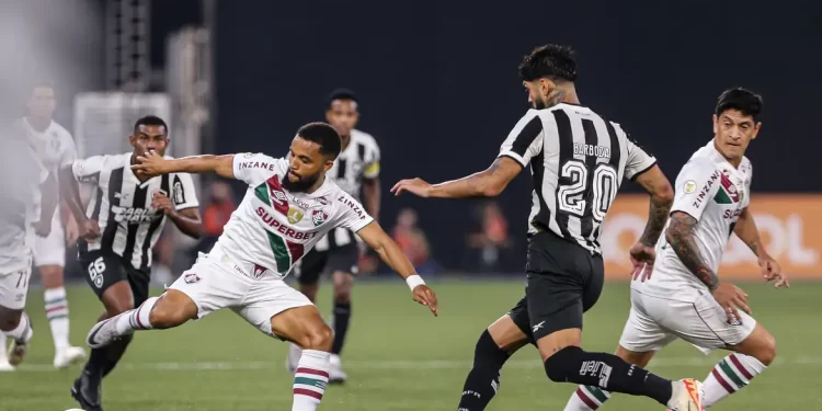 Fluminense e Botafogo fazem clássico de opostos no Brasileiro
