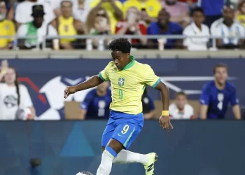 Com Endrick titular, Brasil enfrenta o Paraguai pelas Eliminatórias