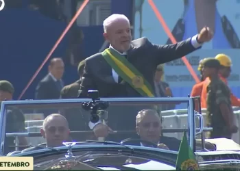 Autoridades prestigiam desfile do 7 de Setembro em Brasília