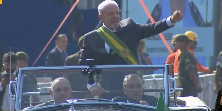 Autoridades prestigiam desfile do 7 de Setembro em Brasília