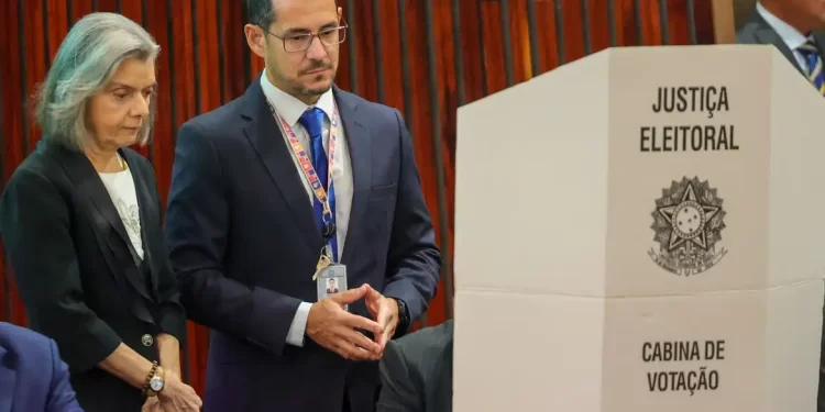 Eleições 2024: TSE lacra sistema que será usado em urnas