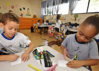 Escolaridade obrigatória no Brasil é maior que média de países da OCDE
