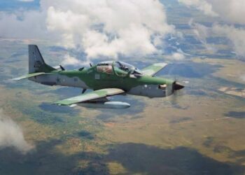 FAB intercepta helicóptero vindo da Venezuela com 240 kg de drogas