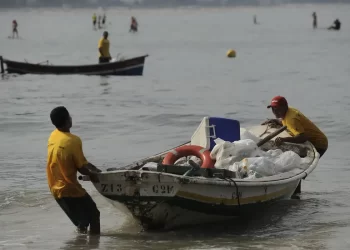 Mutirão de ativistas abre festival sobre oceanos em São Paulo