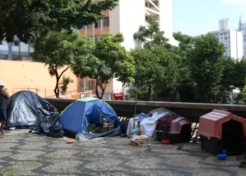 Quase 200 mil pessoas vivem em domicílios improvisados, mostra Censo