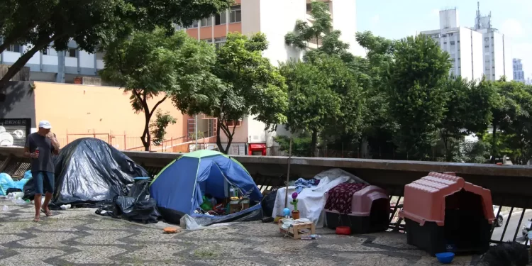 Quase 200 mil pessoas vivem em domicílios improvisados, mostra Censo