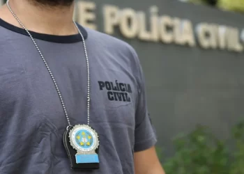 Rio: polícia incinera 30 toneladas de fumo e cigarros