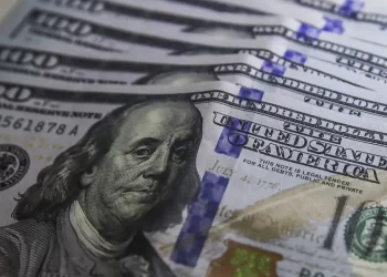 Dólar cai para R$ 5,48 à espera de juros no Brasil e nos EUA
