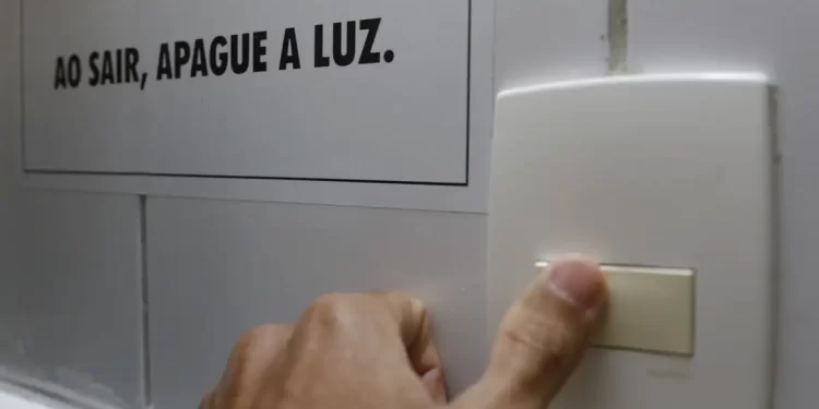 Energia elétrica puxa queda de preços em agosto, diz IBGE