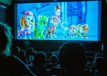 Projeto Cine Petrobras leva cinema gratuito para população