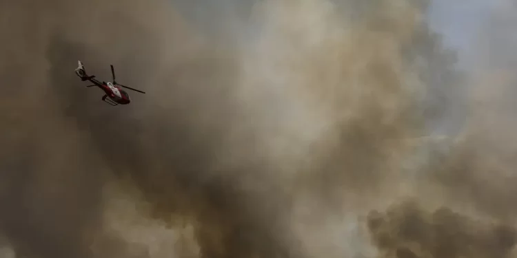 Fogo do Parque Nacional de Brasília se aproxima das casas